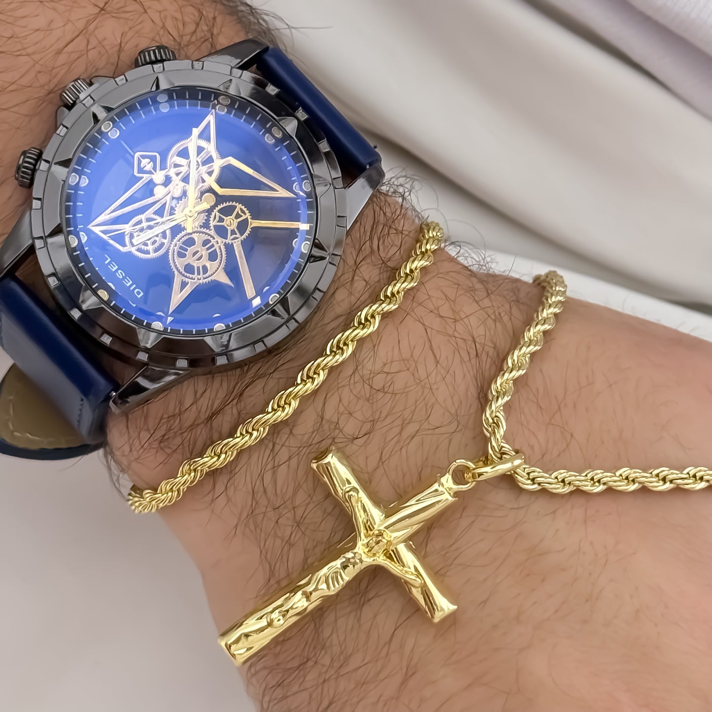 Juego de cadena Lazo Siciliano de Hombre de 60cm de 3mm de Grosor + Dije de Placa con cristo Madero en Oro Laminado 18k con Garantia de por vida + Reloj Original DIESEL con Garantía