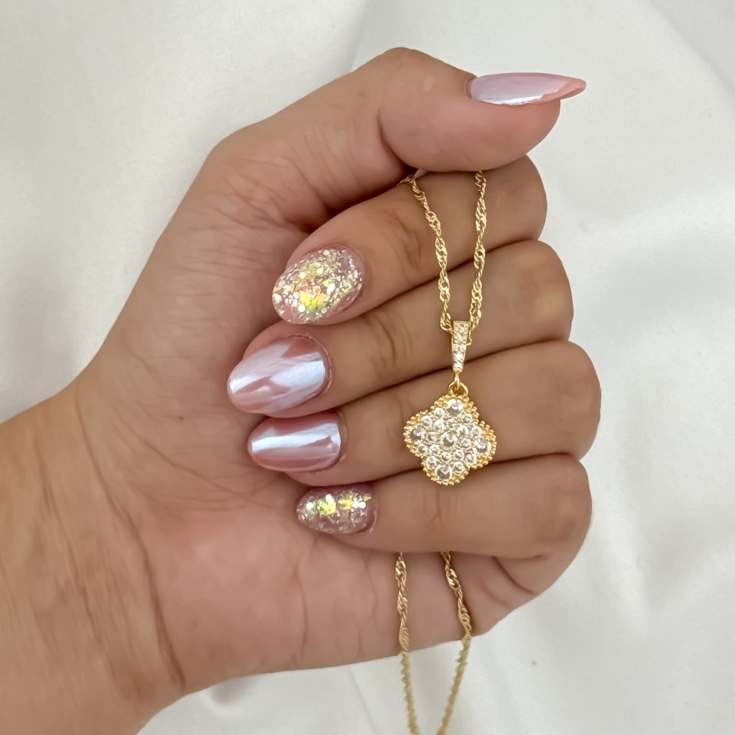 Cadena Tejido Singapur de Dama de 45cm de 2mm de Grosor + Dije de trebol de Buena suerte con micro circones de cristales en oro laminado 18k con garantia de por vida