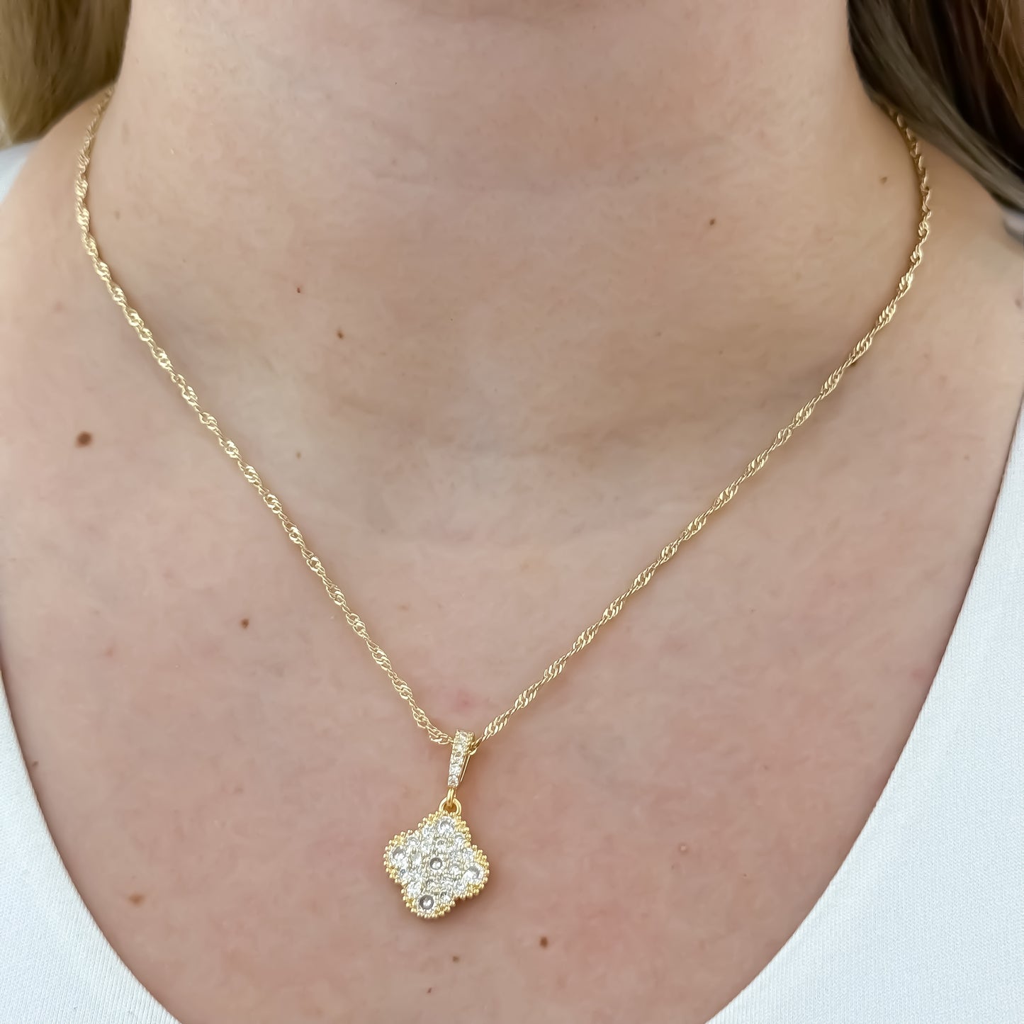 Cadena Tejido Singapur de Dama de 45cm de 2mm de Grosor + Dije de trebol de Buena suerte con micro circones de cristales en oro laminado 18k con garantia de por vida