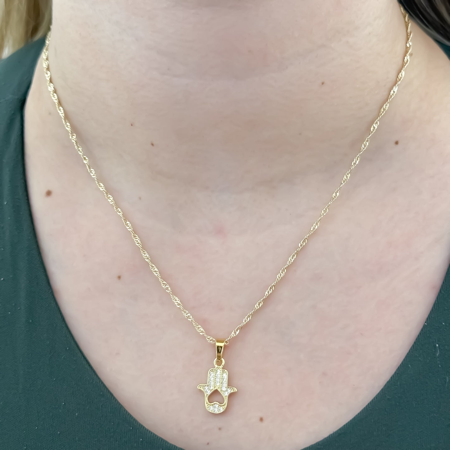 Cadena Tejido Singapur de Dama de 45cm + Dije de Mano Hamsa en Oro Laminado 18k con Garantia de por vida