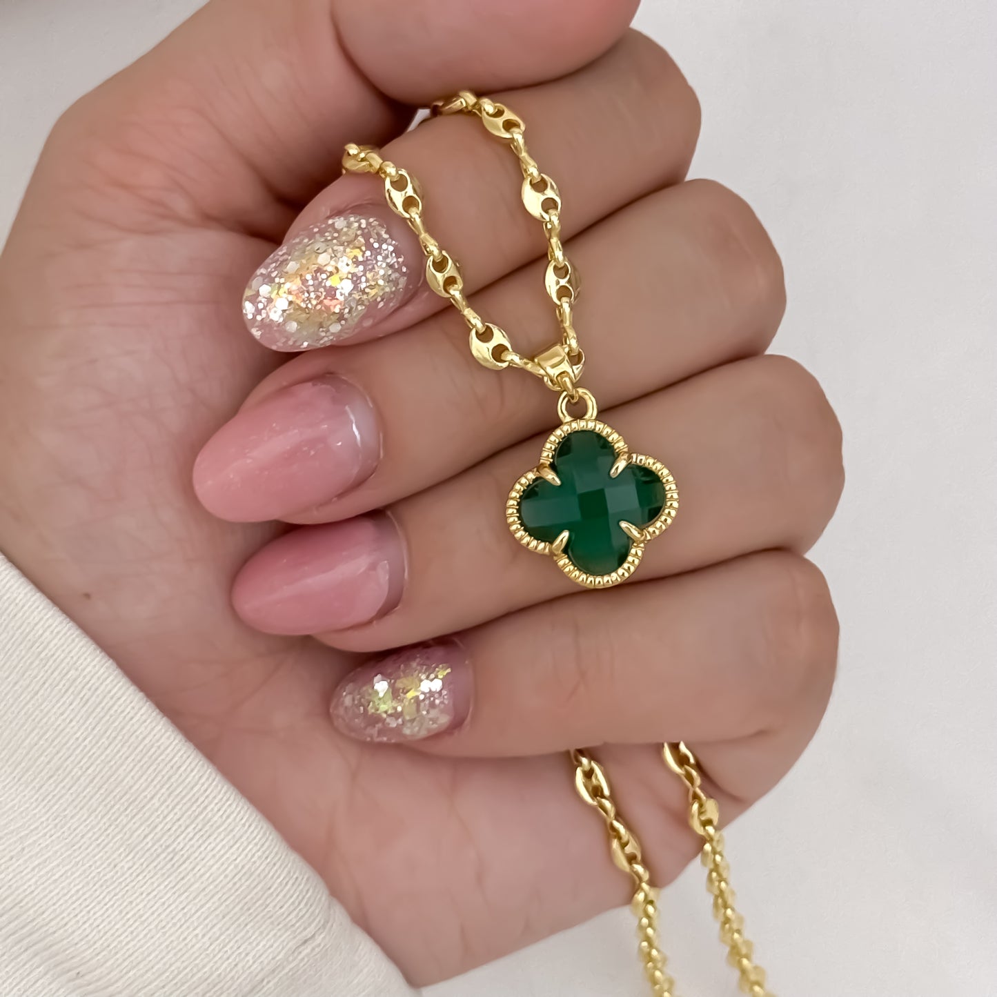 Cadena Tejido Gucci Delgada de Dama de 45cm de 3mm de Grosor + Dije de Trebol verde Esmeralda en Oro Laminado 18k con garantia de por vida